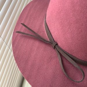 Cute trendy hat EUC, worn one time, tags were removed. Great condition